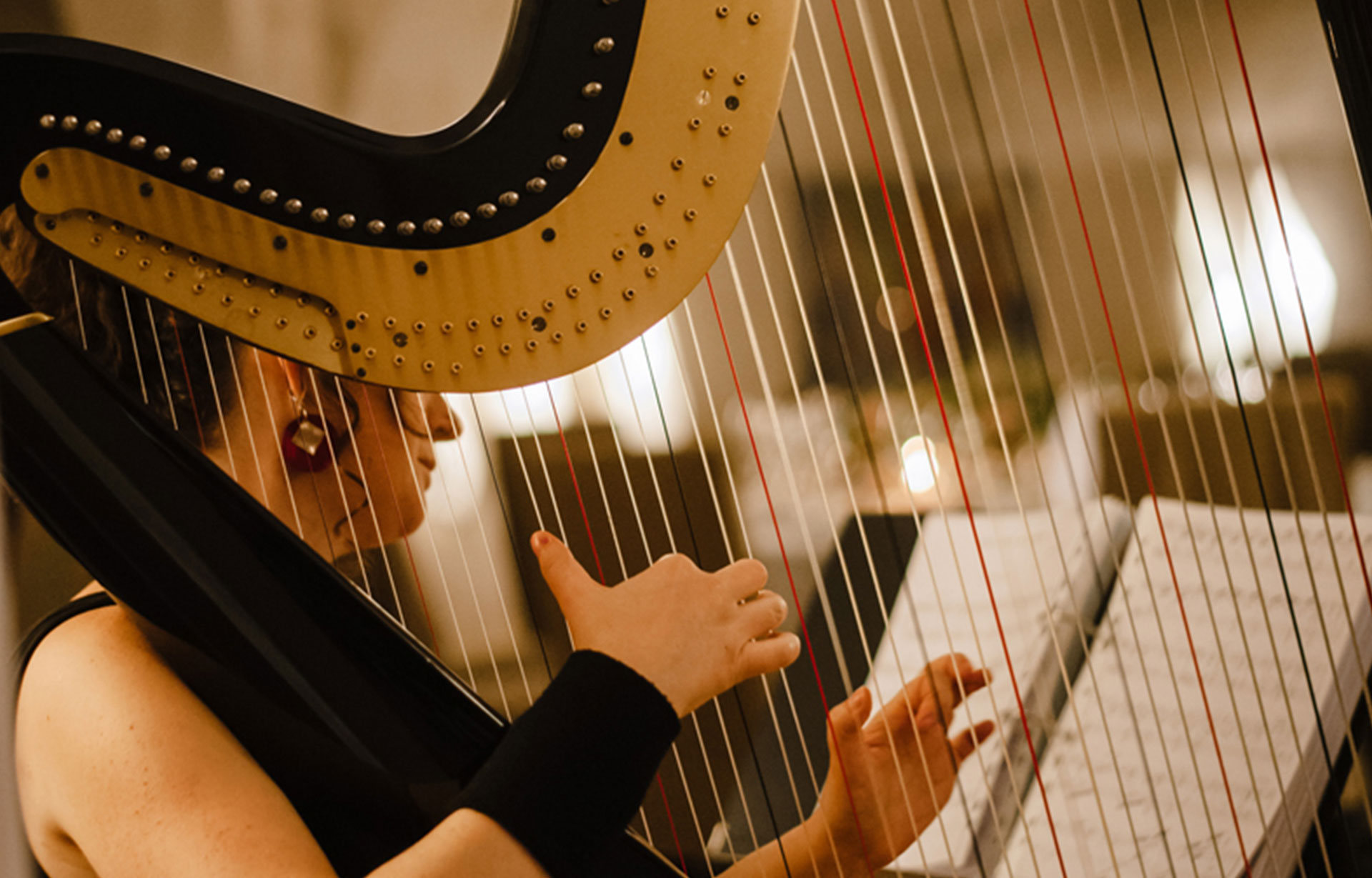 Femme jouant de la harpe