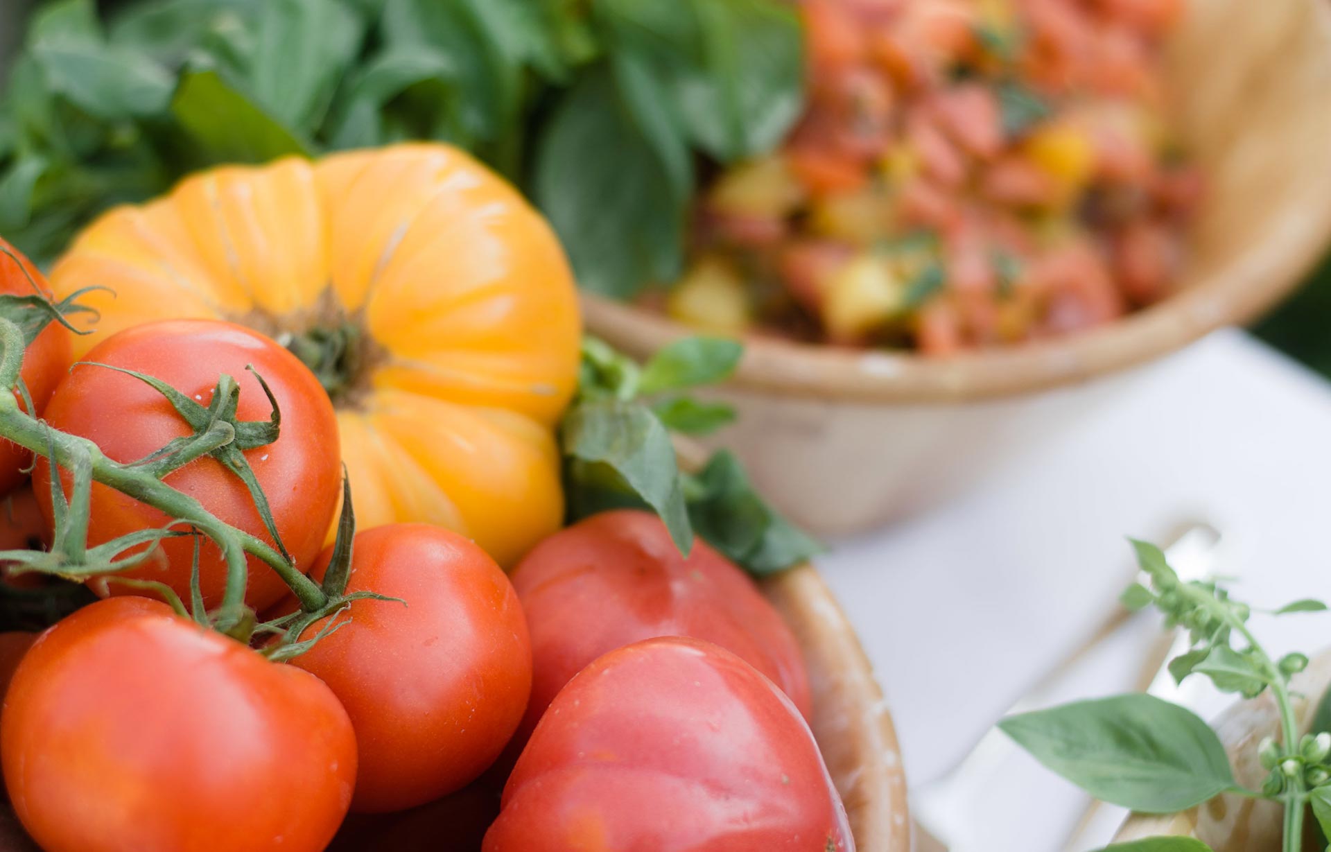 Tomates, basilic, salade tout ce qu'il faut pour un pique-nique